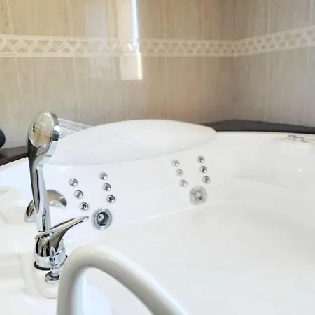 Enjoy House With Large Pool & Jacuzzi Vila